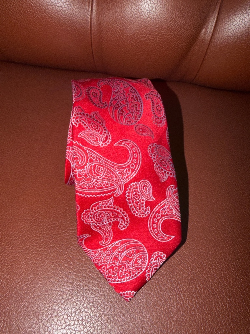 Hugo Boss Made in Italy Red Paisley Tie, 100% Silk, EUC - Picture 2 of 12
